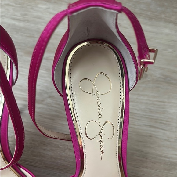 Size 9.5 - never worn Jessica Simpson Pink Feathered Women's Heels - Picture 4 of 7